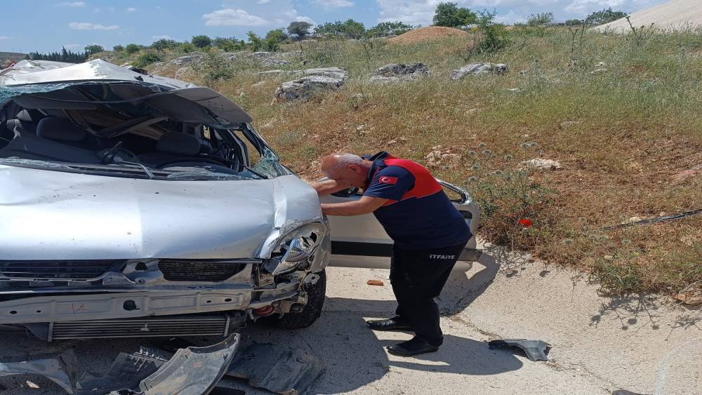 Hafif ticari ara&ccedil; takla attı: 1 &ouml;l&uuml;, 1 yaralı
