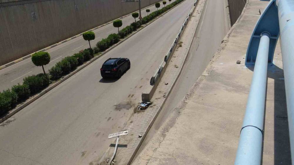 Hurdaya d&ouml;nen Tofaş&rsquo;taki 3 kişi yaralandı
