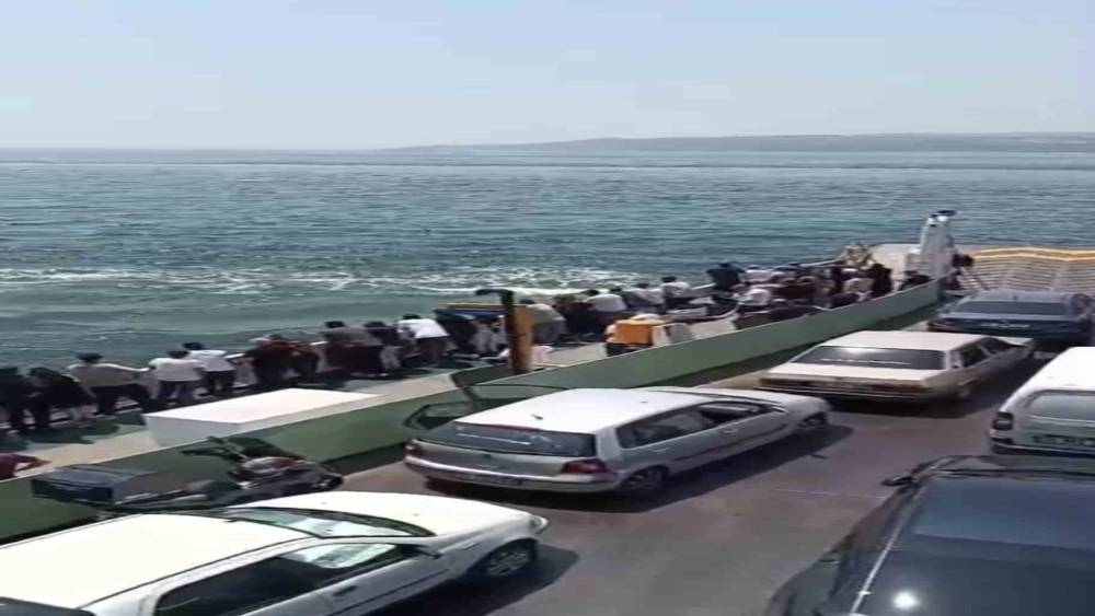 Feribottan denize d&uuml;şen kişiye b&uuml;fe &ccedil;alışanından hayat kurtaran m&uuml;dahale
