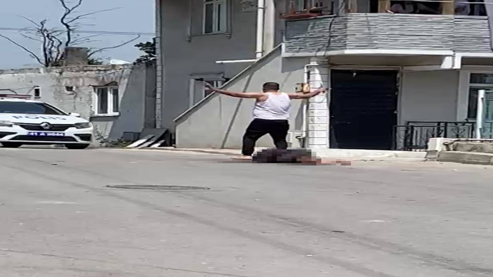 Kocaeli&rsquo;de 5 &ccedil;ocuk annesi kadın eşi tarafından sokakta defalarca bı&ccedil;aklandı
