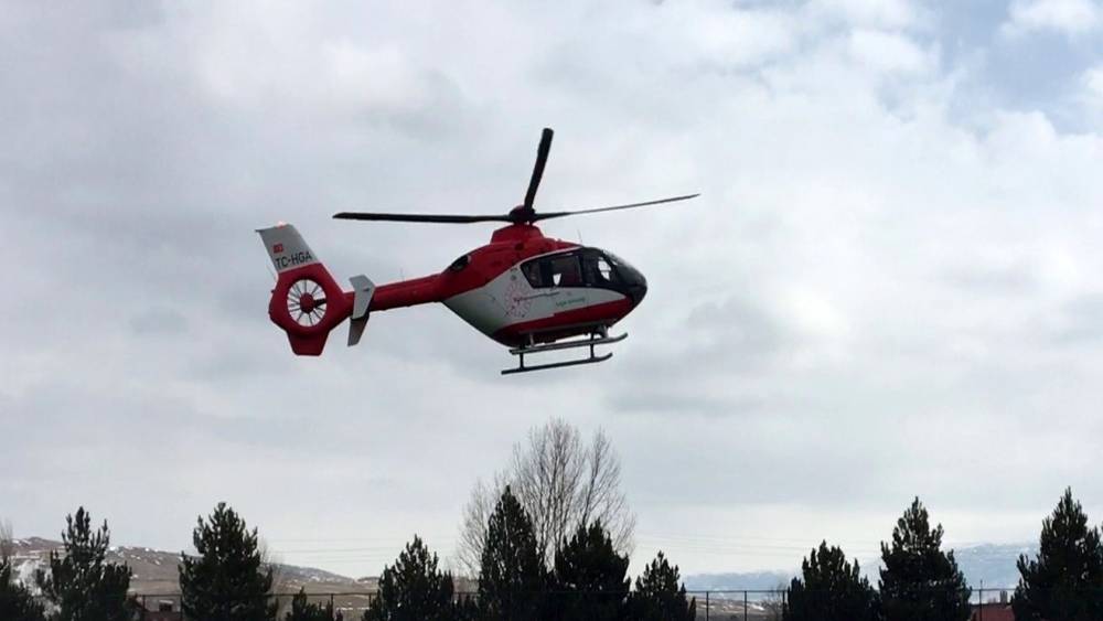 Nefes darlığı yaşayan hasta ambulans helikopterle Erzincan&rsquo;a sevk edildi
