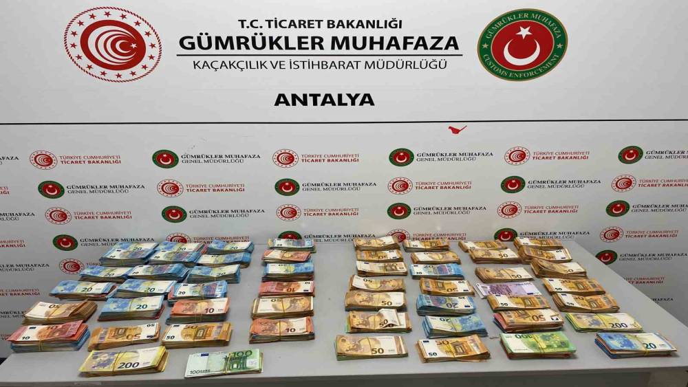 Bebek bezleri i&ccedil;erisine gizlenmiş 20 milyon liradan fazla nakit para ele ge&ccedil;irildi
