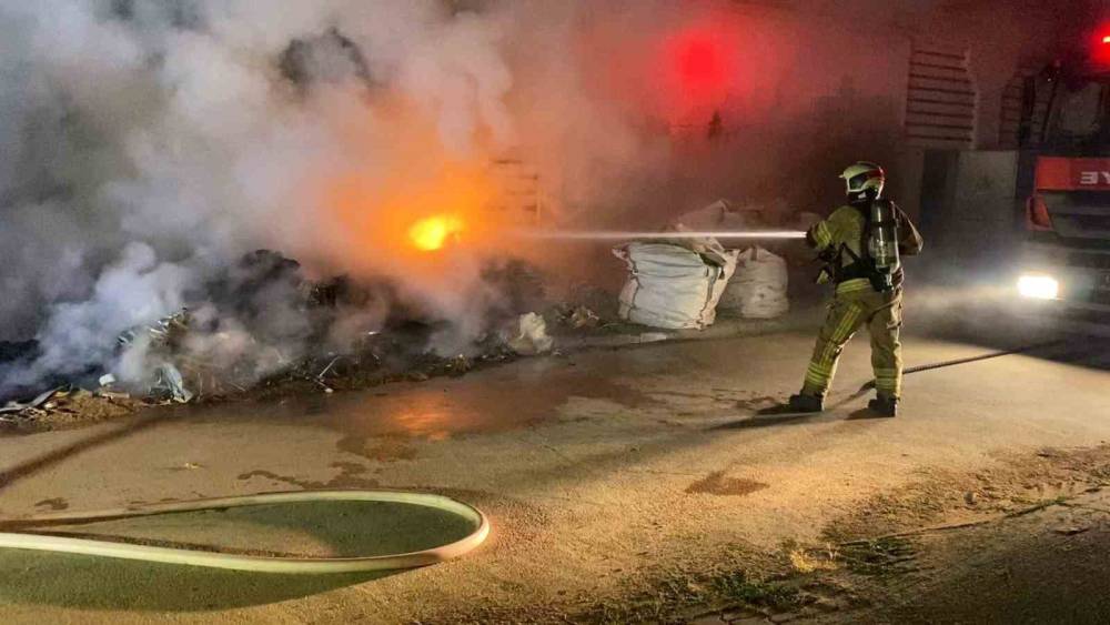 Bursa&rsquo;da fabrika bah&ccedil;esinde &ccedil;ıkan yangın korkuttu
