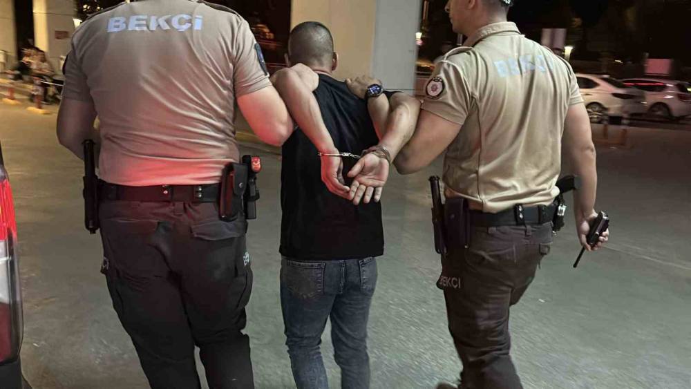 Edirne&rsquo;de 24 d&uuml;zensiz g&ouml;&ccedil;men ile g&ouml;&ccedil;men ka&ccedil;ak&ccedil;ılığı ş&uuml;phelisi yakalandı
