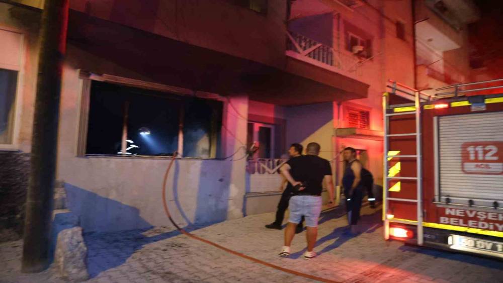 &Ouml;nce ağabeyini bı&ccedil;akla kovaladı, sonra evi ateşe verdi
