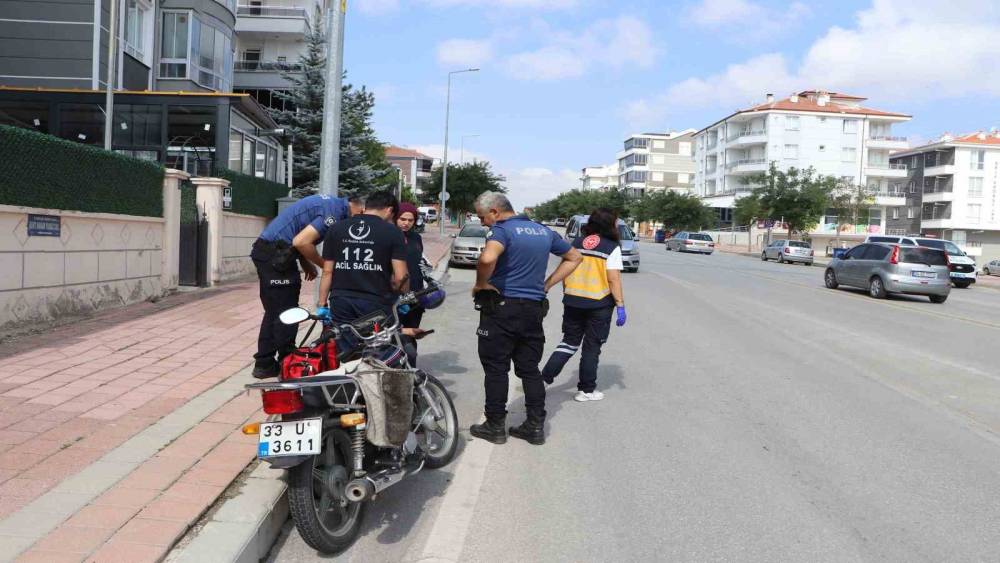 Otomobille &ccedil;arpışan motosikletin s&uuml;r&uuml;c&uuml;s&uuml; yaralandı
