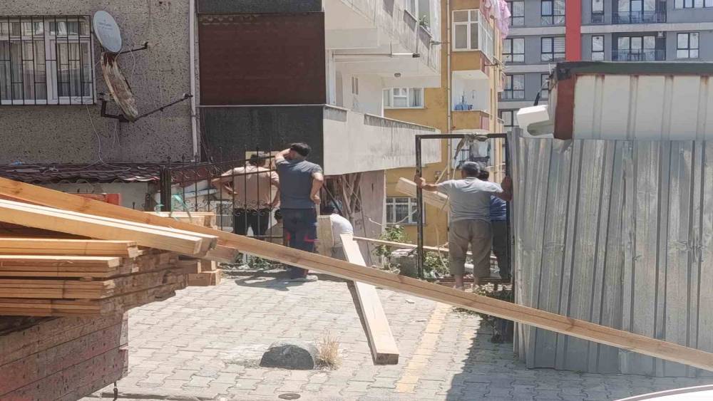 K&uuml;&ccedil;&uuml;k&ccedil;ekmece&rsquo;de inşaat &ccedil;alışması sırasında merdiven &ccedil;&ouml;kt&uuml;: Evlerinde mahsur kalan vatandaşları itfaiye kurtardı

