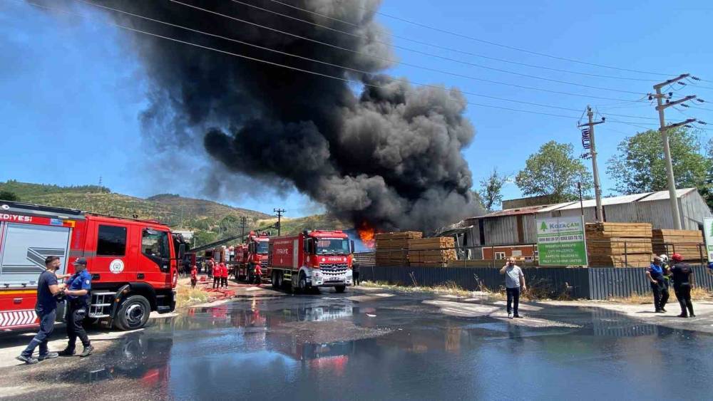Kocaeli&rsquo;deki boya fabrikası yangınında acı haber: 1 iş&ccedil;i hayatını kaybetti
