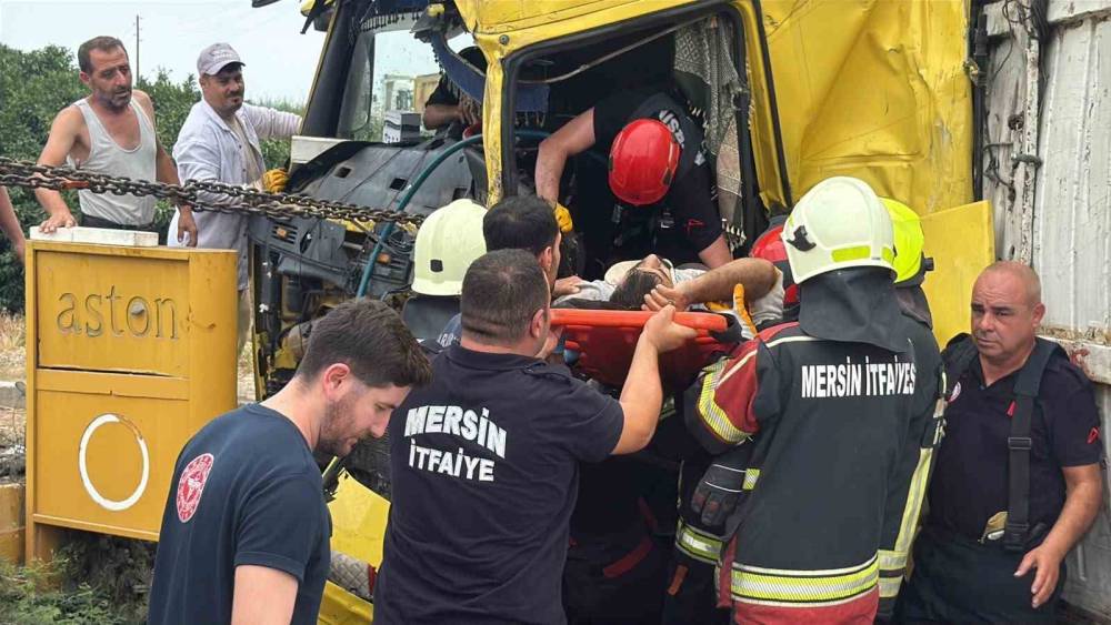 Mersin&rsquo;de tırlar kafa kafaya &ccedil;arpıştı: 1 &ouml;l&uuml;, 2 yaralı
