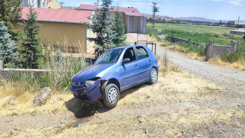 Sivas&rsquo;ta kontrolden &ccedil;ıkan otomobil bariyerlere &ccedil;arptı: 4 yaralı
