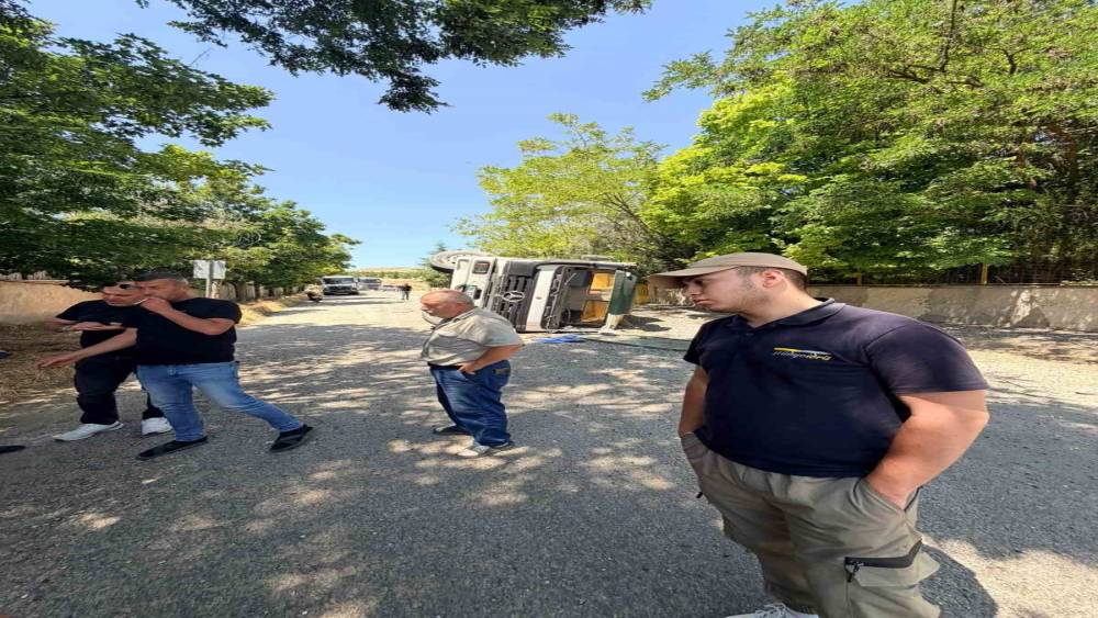 S&uuml;r&uuml;c&uuml; kimseye zarar vermemek i&ccedil;in freni boşalan tırı yan yatırdı, 1 yaralı
