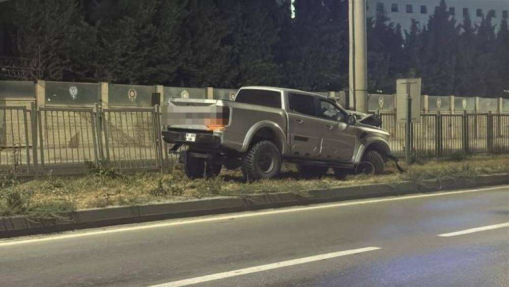 &Ouml;n tekerleği arızalandığı iddia edilen arazi aracı PTS direğine &ccedil;arptı: 1 yaralı
