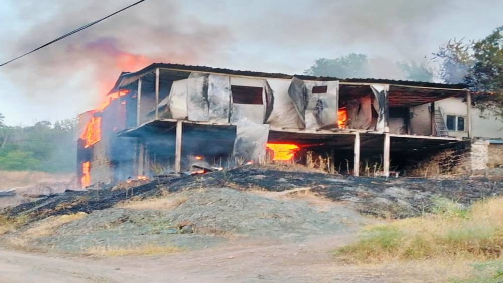 Kemah&rsquo;ta 2 katlı ev yangında kullanılamaz hale geldi
