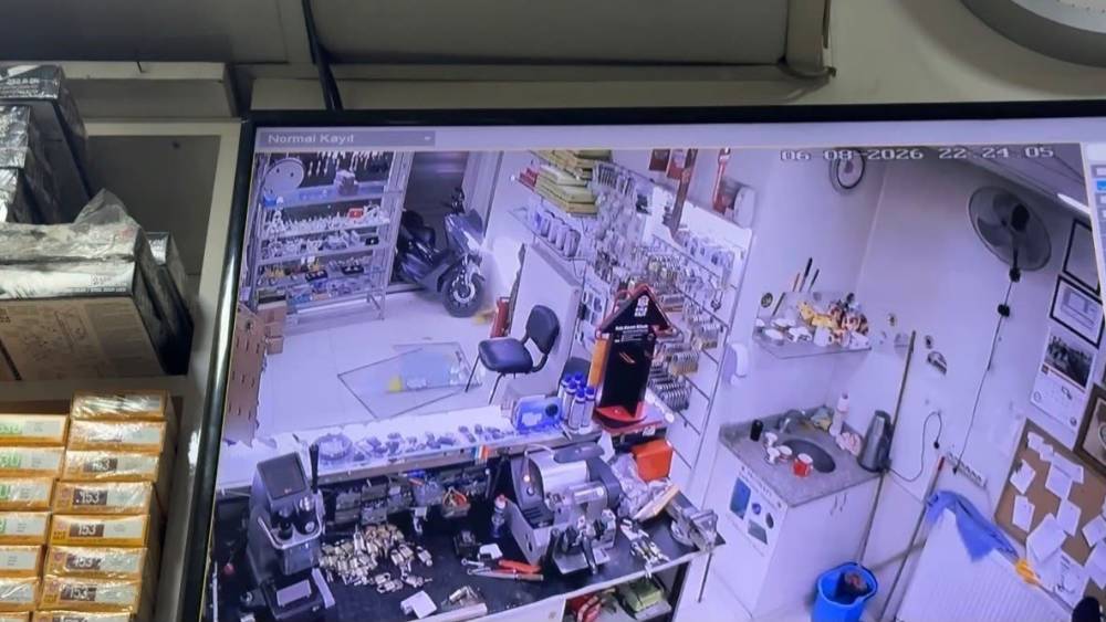 Eskişehir&rsquo;de motosikletin d&uuml;kkana girdiği kazanın g&ouml;r&uuml;nt&uuml;leri ortaya &ccedil;ıktı

