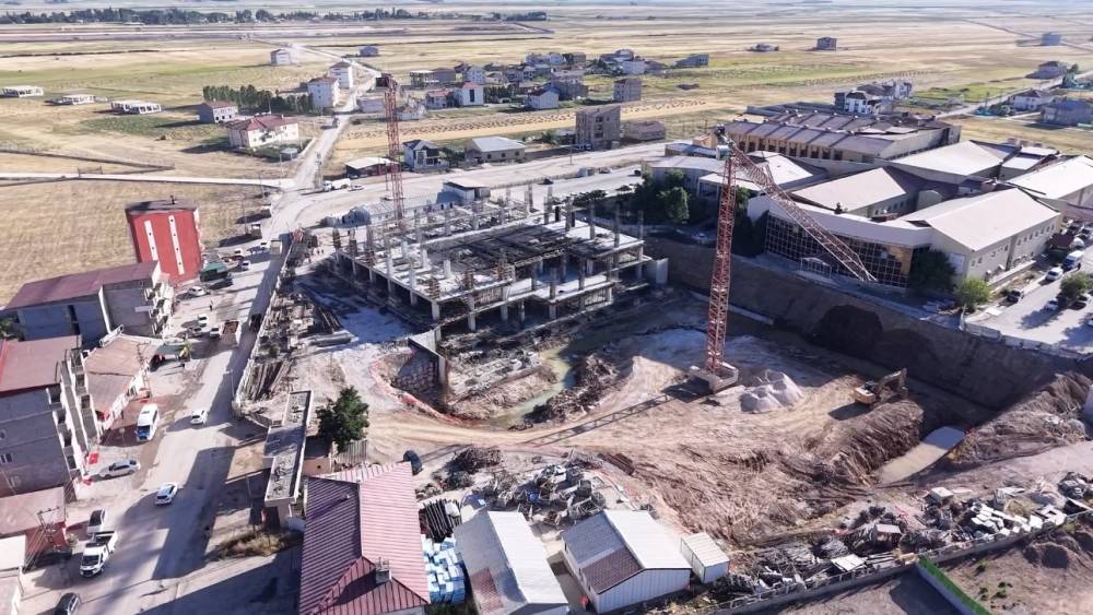 Y&uuml;ksekova&rsquo;da 100 yataklı hastane ek binası y&uuml;kseliyor

