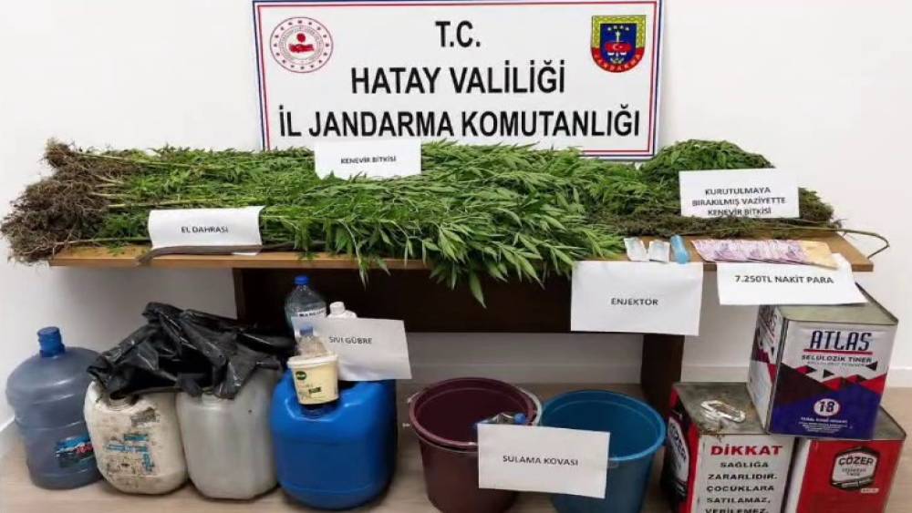 Dinlenme tesisine terk edilmiş halde bırakılan otomobildeki 3 şırınga zehir tacirini ele verdi
