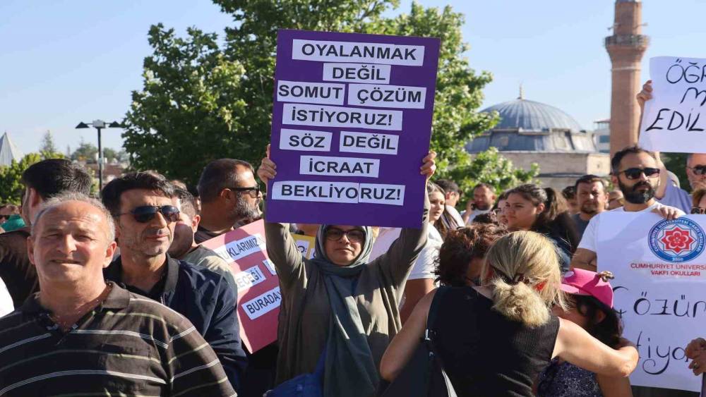 Konkordato ilan eden eğitim kurumunda mağduriyet yaşayan veliler ve &ouml;ğretmenleri hak arayışını şehir merkezine taşıdı
