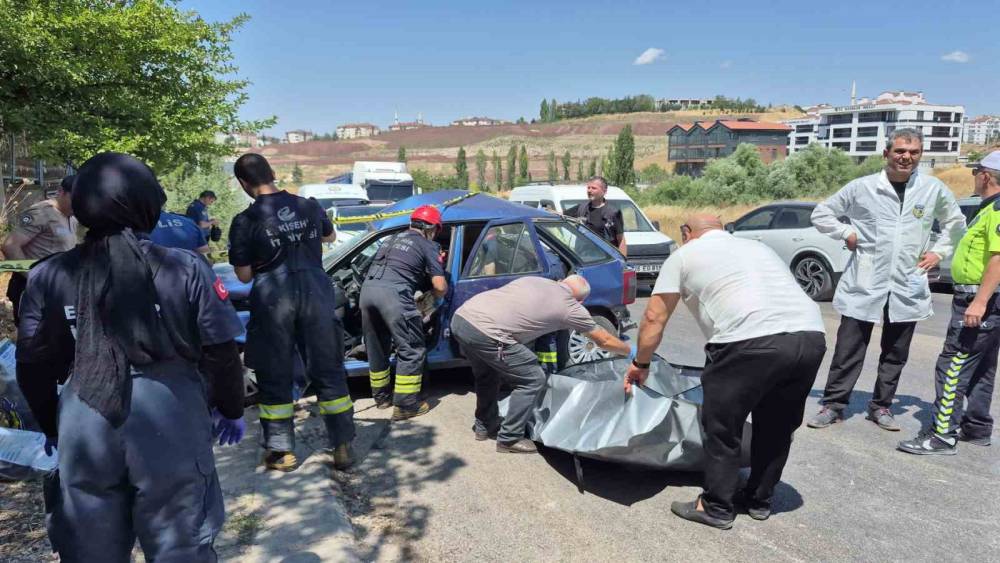 Feci kazada can veren kadının cenazesi sıkıştığı ara&ccedil;tan g&uuml;&ccedil;l&uuml;kle &ccedil;ıkarıldı
