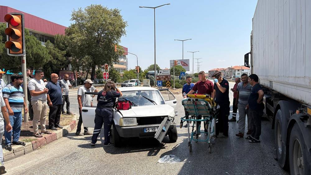 Otomobil ile tır kavşakta &ccedil;arpıştı: 1 yaralı
