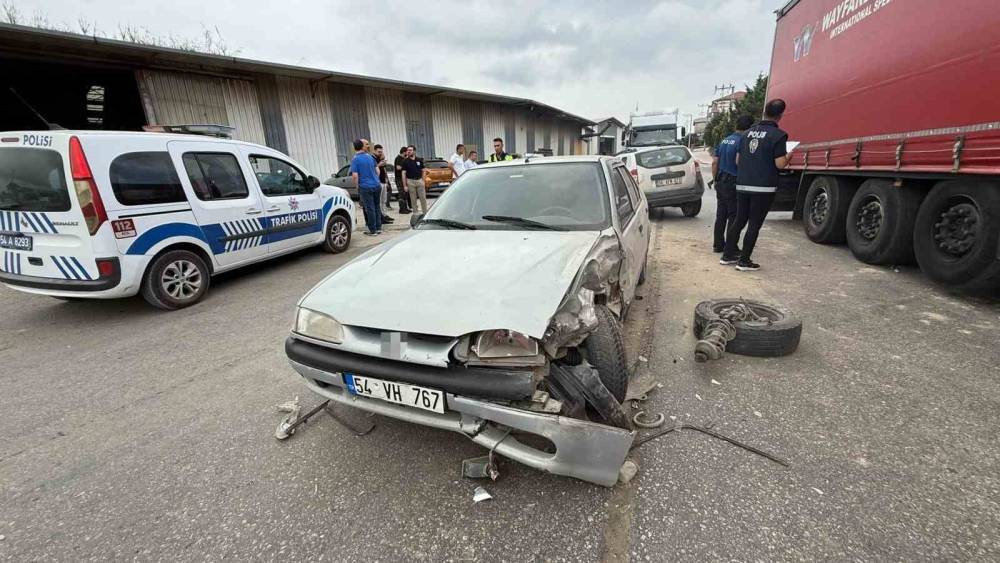 SUV ile otomobil &ccedil;arpıştı: Kaza anı g&uuml;venlik kamerasına yansıdı
