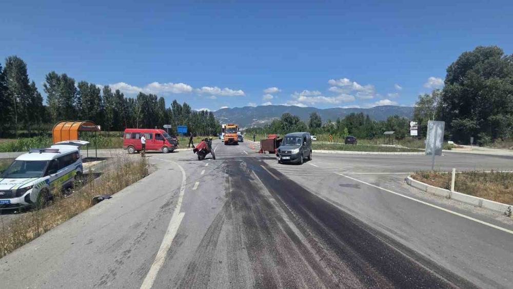 Tokat&rsquo;ta trakt&ouml;r ile hafif ticari ara&ccedil; &ccedil;arpıştı: 1&rsquo;i ağır 5 yaralı
