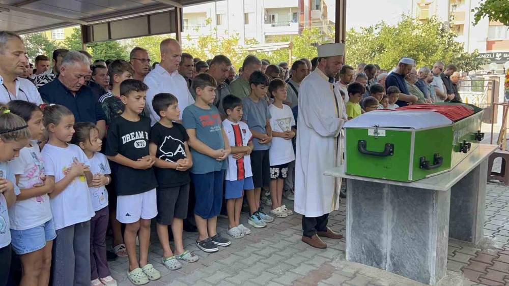 B&ouml;cek ilacından zehirlenerek &ouml;ld&uuml;ğ&uuml; iddia edilen Yusuf Talha son yolculuğuna uğurlandı
