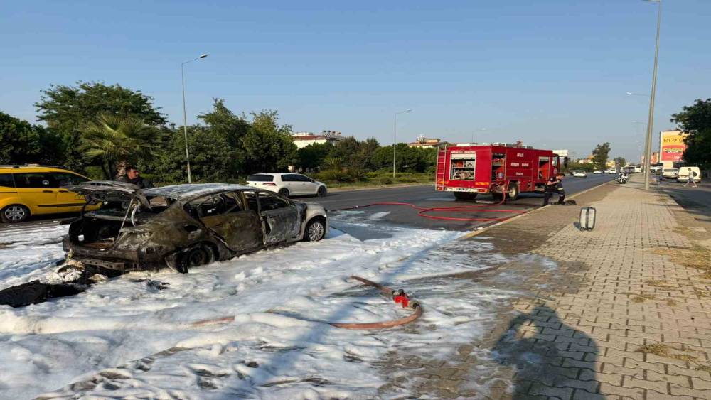 Seyir halindeyken aniden alev alan otomobildeki 4 kişi yaralandı
