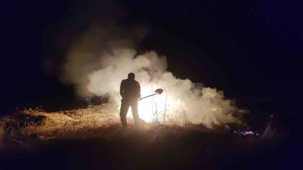 Sivas&rsquo;ta buğday tarlasında yangın: 20 d&ouml;n&uuml;m alan k&uuml;le d&ouml;nd&uuml;

