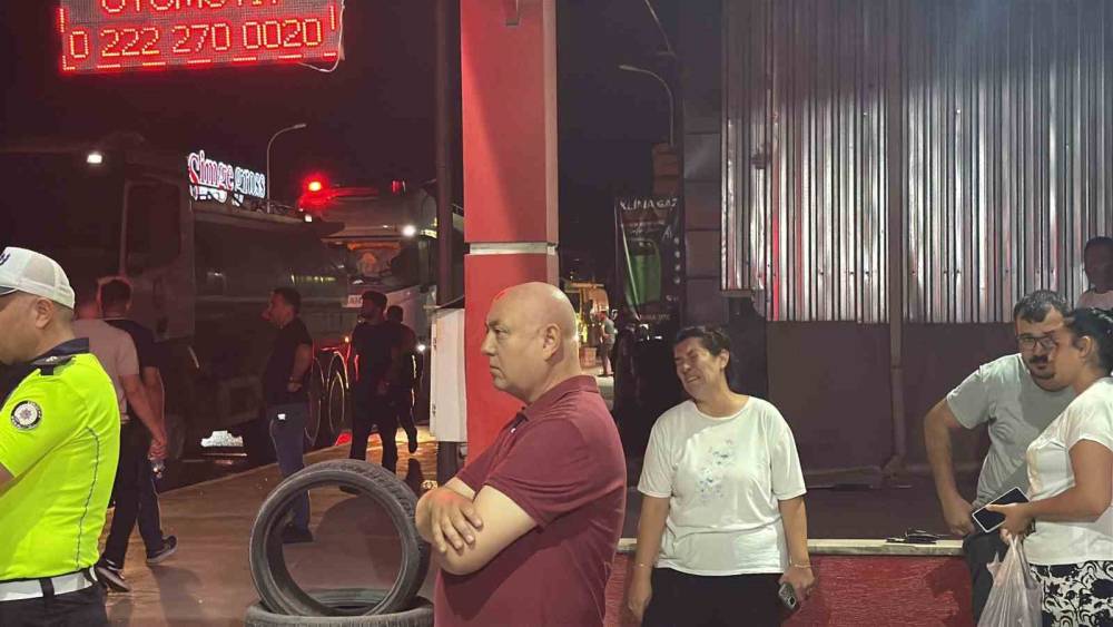 Alevlere teslim olan iş yerlerini g&ouml;zyaşlarıyla izledi
