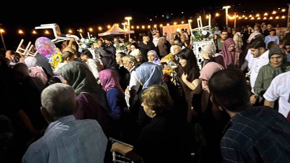 Ani bastıran yağmur d&uuml;ğ&uuml;n&uuml; takılar takılamadan dağıttı
