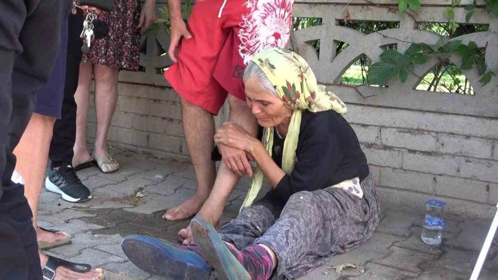 Anne oğlunun, oğlu annesinin yanan evde olduğunu zannetti buluşmada g&ouml;zyaşları sel oldu
