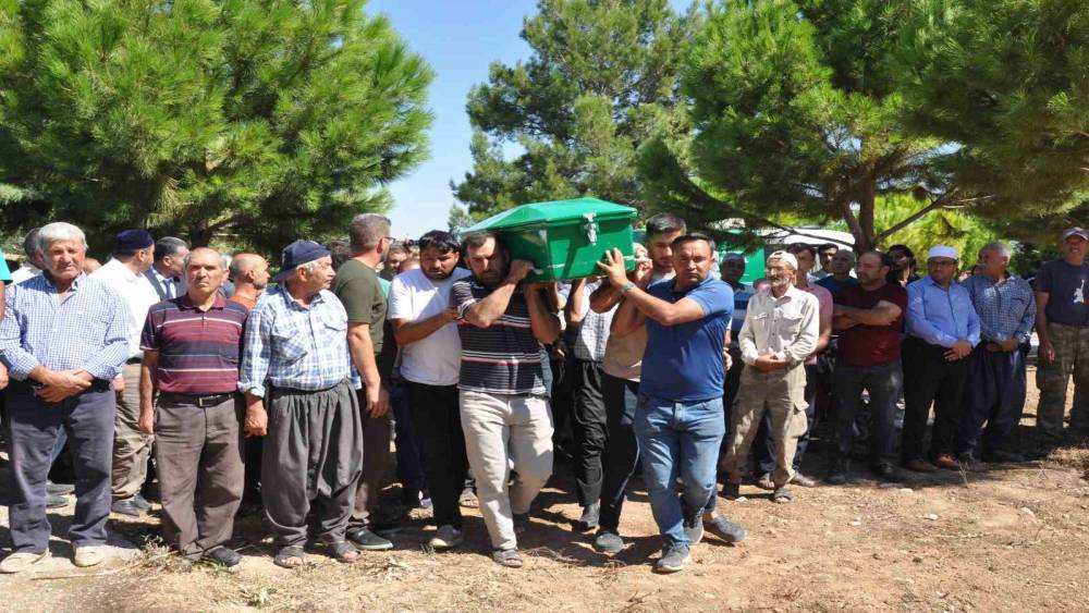 Feribot faciasında hayatını kaybeden Şerif &Ouml;zdemir, Mersin&rsquo;de son yolculuğuna uğurlandı
