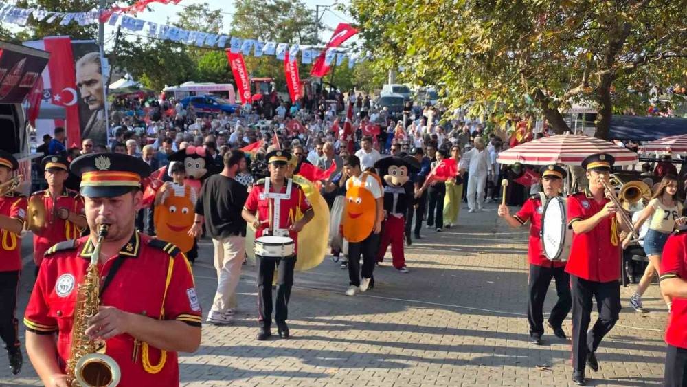 Yeşil&ccedil;omlu Kavun Festivali b&ouml;lge &uuml;reticisine pazar oluşturuyor
