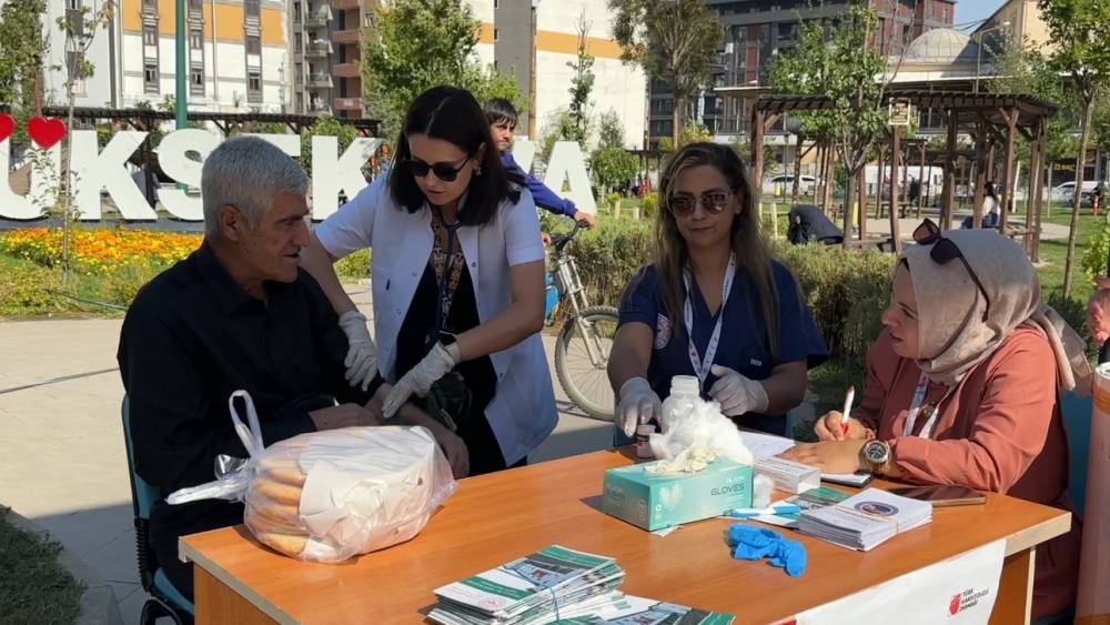 Y&uuml;ksekova&rsquo;da parkta sağlık molası: Vatandaşlar tansiyon ve şeker &ouml;l&ccedil;&uuml;m&uuml; i&ccedil;in akın etti
