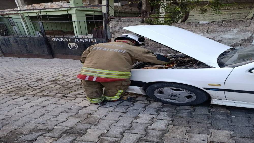 İskenderun&rsquo;da otomobilde yangın &ccedil;ıktı
