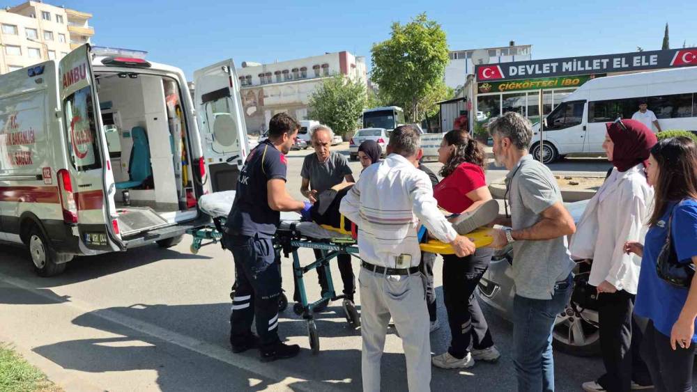 Otomobil yaya ge&ccedil;idinde yayaya &ccedil;arptı: 1 yaralı
