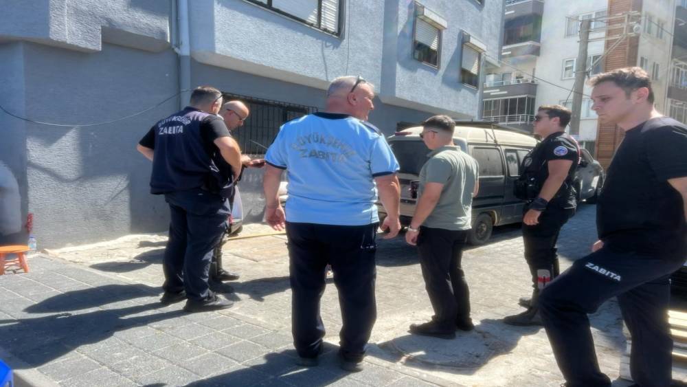 Bursa&rsquo;da seyyar satıcı denetiminde arbede: Zabıta memuru yaralandı
