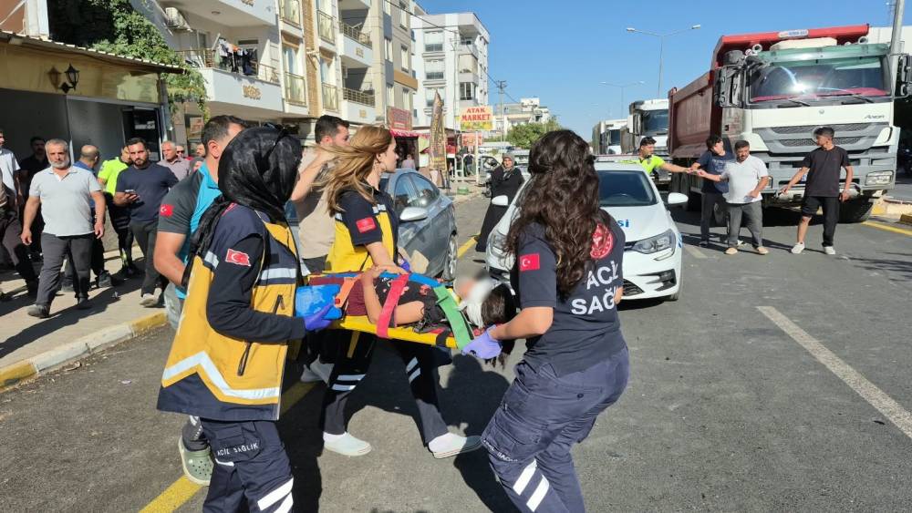 İki motosiklet &ccedil;arpıştı: 3 yaralı
