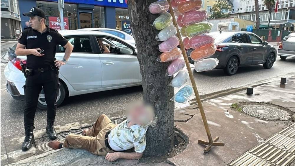 Pamuk şekerci sokak ortasında sızdı

