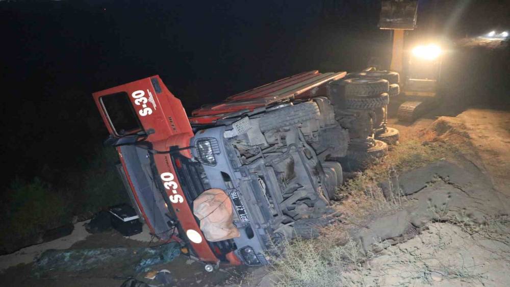Orman yangınına m&uuml;dahale eden araz&ouml;z devrildi: 2 iş&ccedil;i yaralandı
