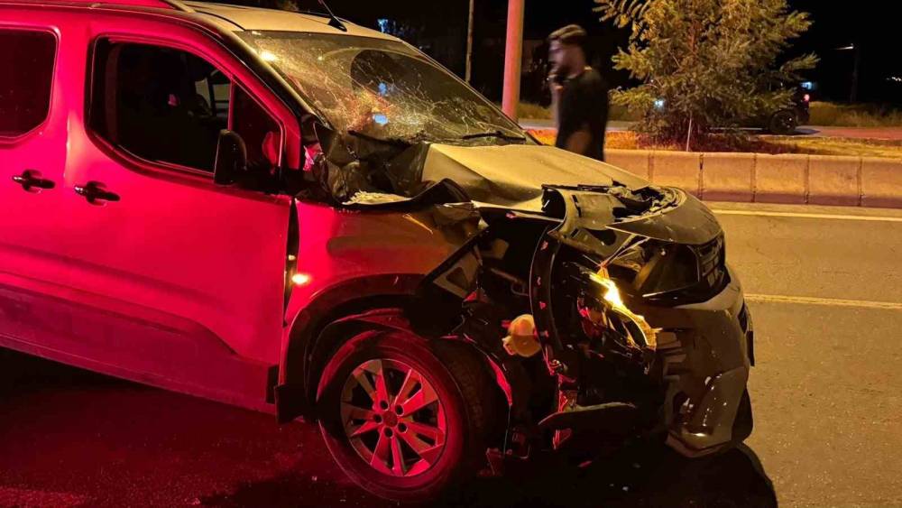 Muş-Bitlis kara yolunda tır ile otomobil &ccedil;arpıştı: 1 yaralı
