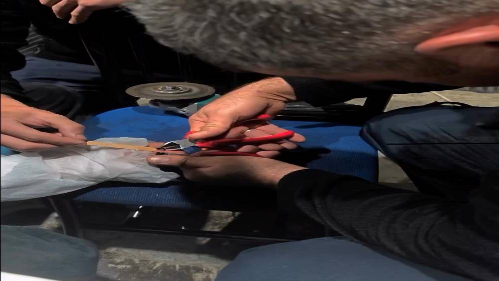 Vatandaşın parmağına yüzük sıkışan yüzüğü itfaiye çıkardı
