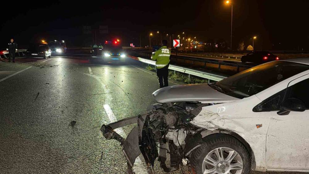 Otomobil bariyerlere &ccedil;arparak savruldu: 1 yaralı
