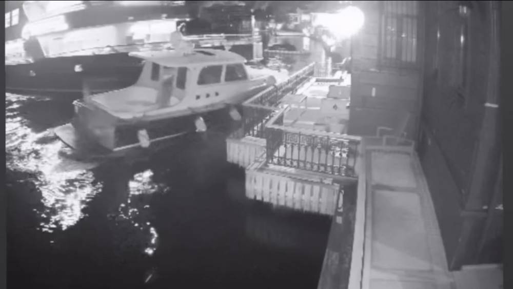 Derin Mermerci&rsquo;nin Boğaz&rsquo;da bulunan tarihi yalısına yolcu vapuru &ccedil;arptı... O anlar kamerada
