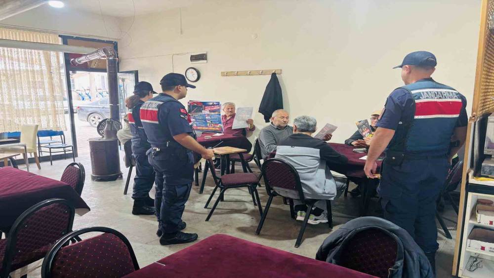 Jandarma &ccedil;ocuklar silahlara ulaşmasın diye k&ouml;y k&ouml;y gezip broş&uuml;r dağıttı
