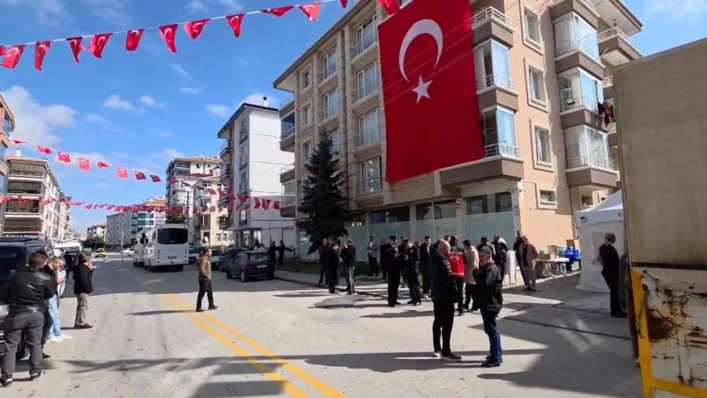 Şehit polis Ahmet T&uuml;rkoğlu&rsquo;nun baba ocağına T&uuml;rk bayrağı asıldı
