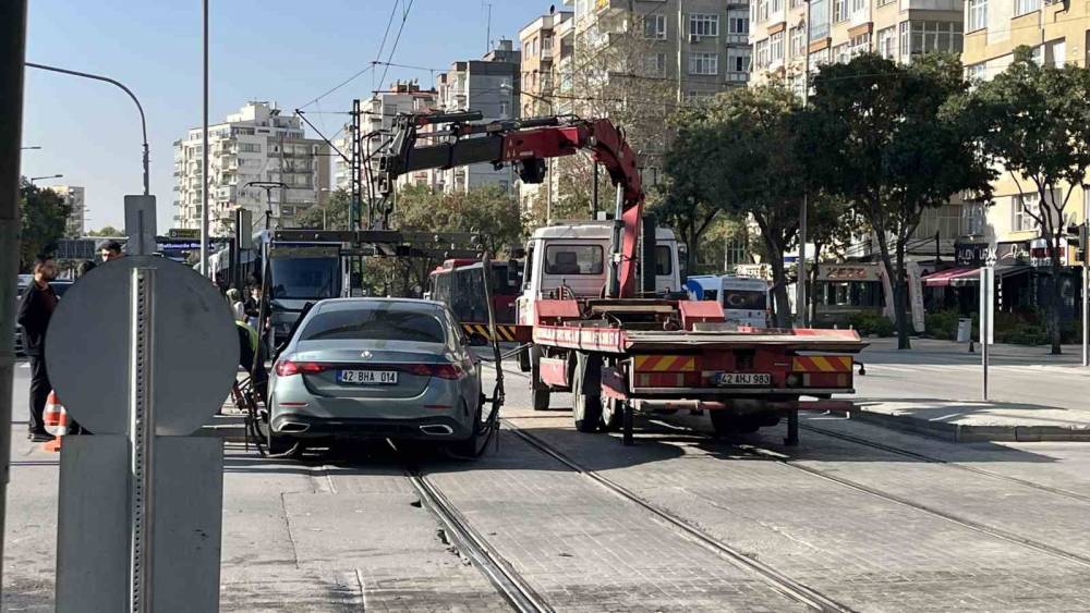 Konya&rsquo;da tramvay seferini durduran kaza

