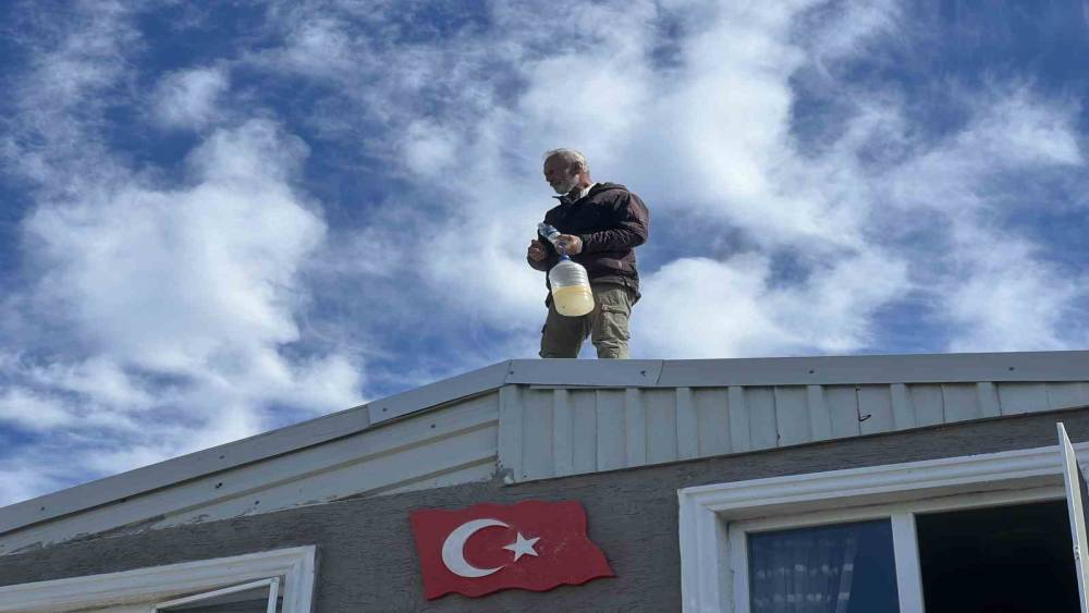 Mudanya&rsquo;da yıkım krizi: Ev sahibi &ccedil;atıya &ccedil;ıktı
