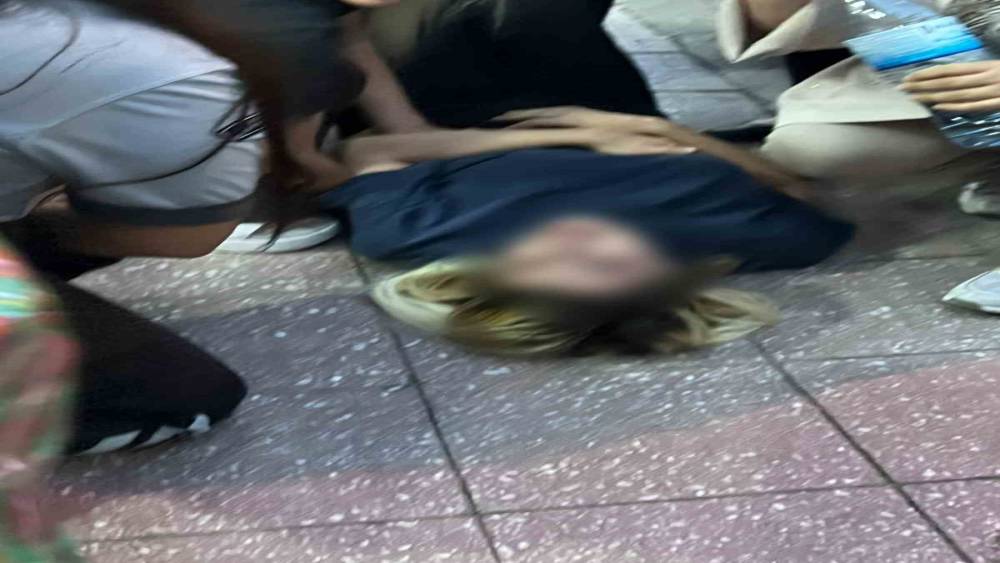 Yolda y&uuml;r&uuml;rken kocası tarafından bı&ccedil;aklandı
