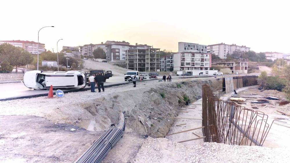 Yol &ccedil;alışmasını fark edemeyince aracı 4 metrelik şarampole devrildi
